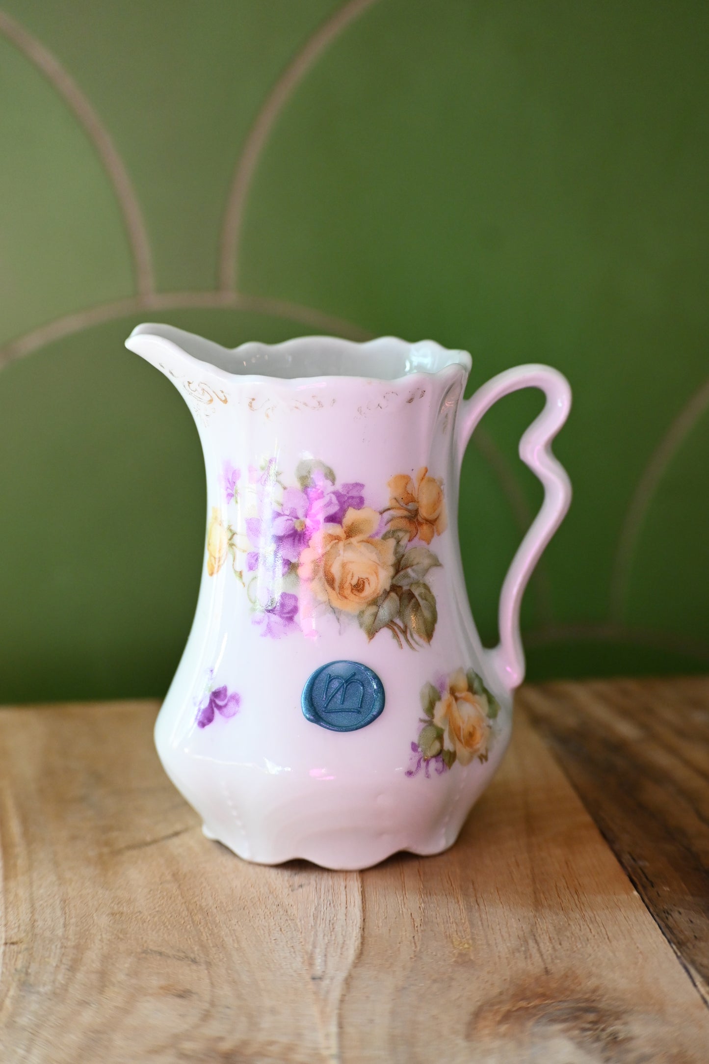 Pot à lait roses et violettes