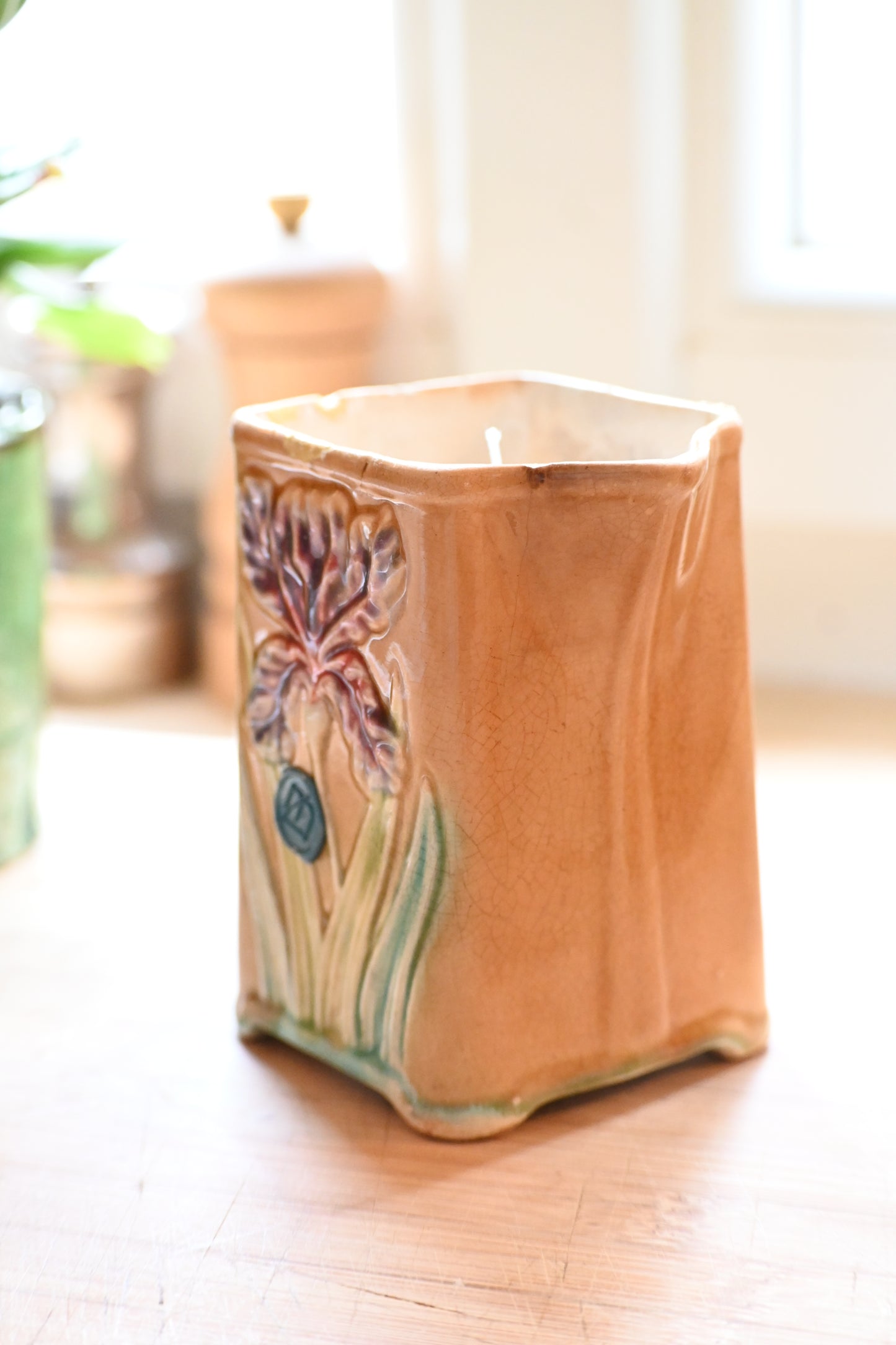 Pot à lait barbotine iris