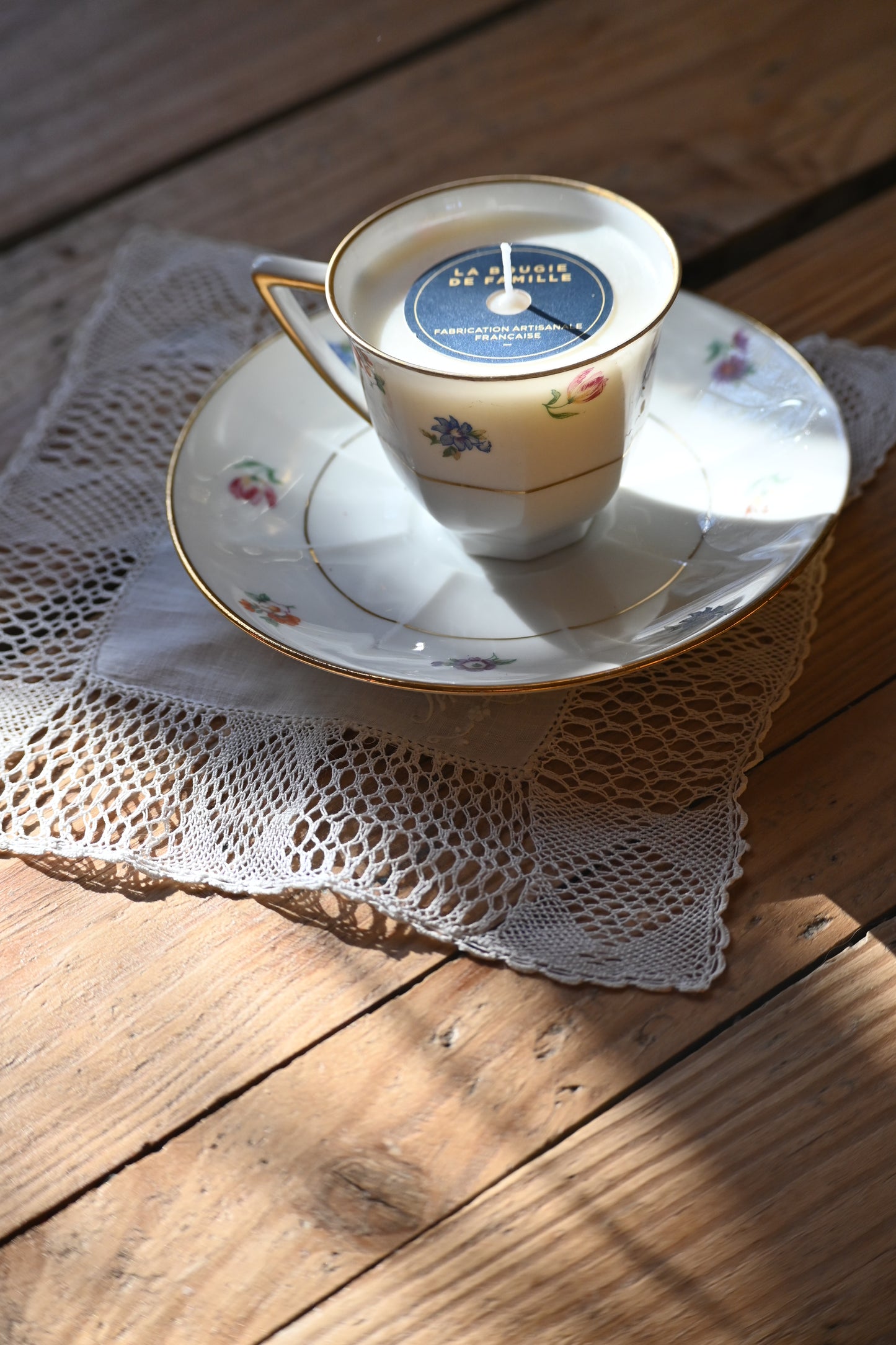 Tasse et coupelle fleurie