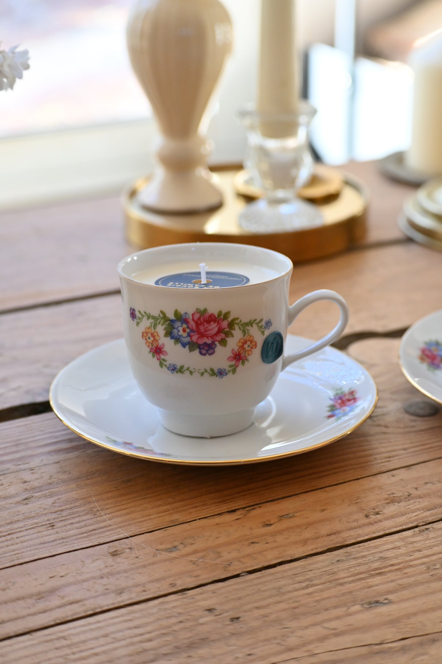 Tasse et coupelle fleurie