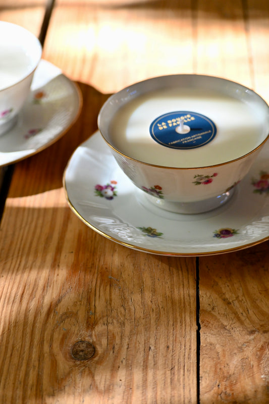 Tasse et coupelle fleurie