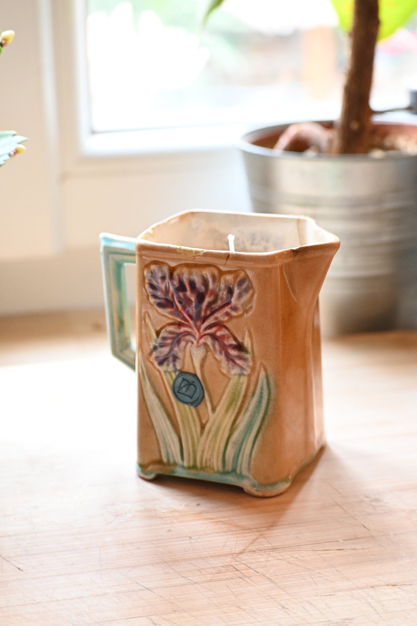 Pot à lait barbotine iris