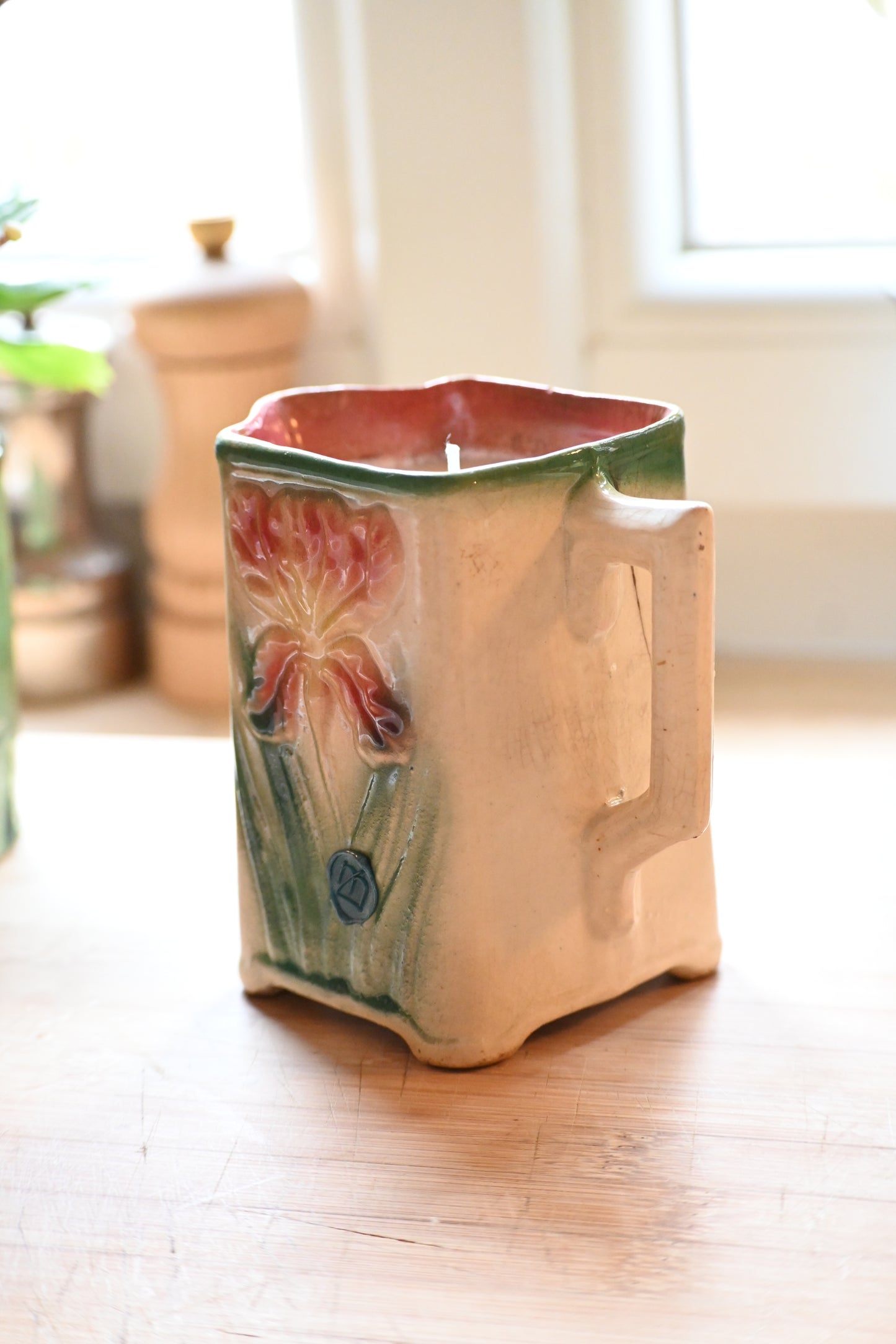 Pot à lait barbotine iris