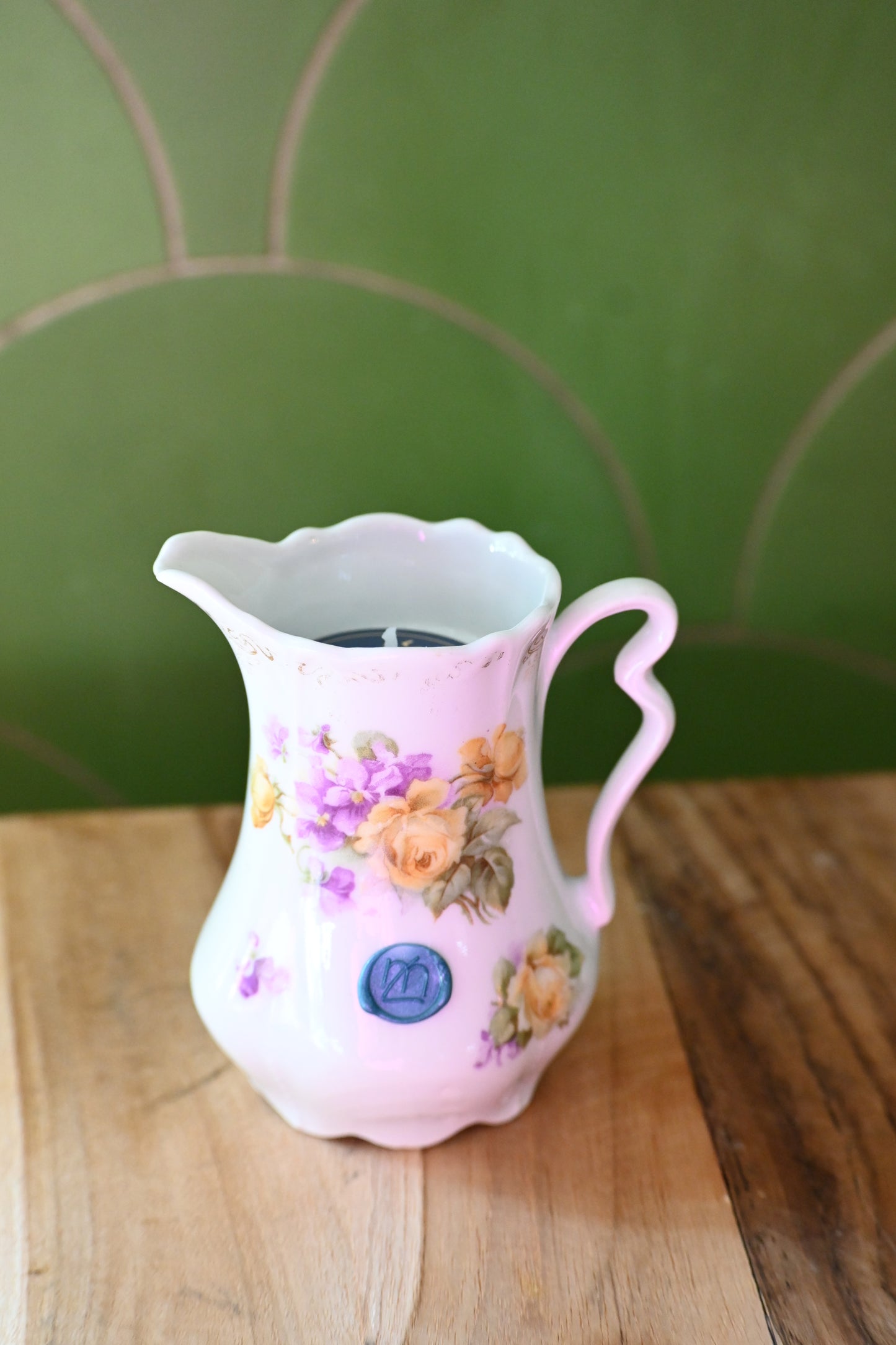 Pot à lait roses et violettes
