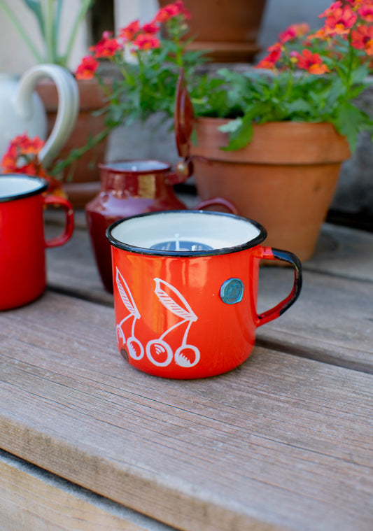 Tasse émaillée cerises