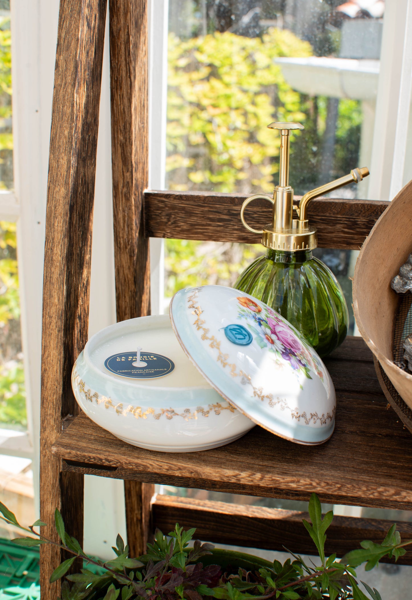 Boîte en porcelaine fleurie