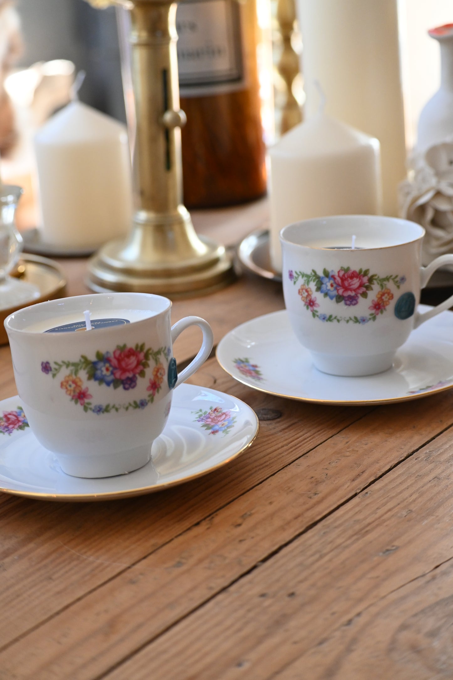 Tasse et coupelle fleurie