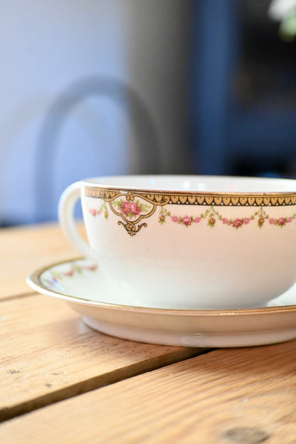 Tasse et coupelle guirlande fleurie