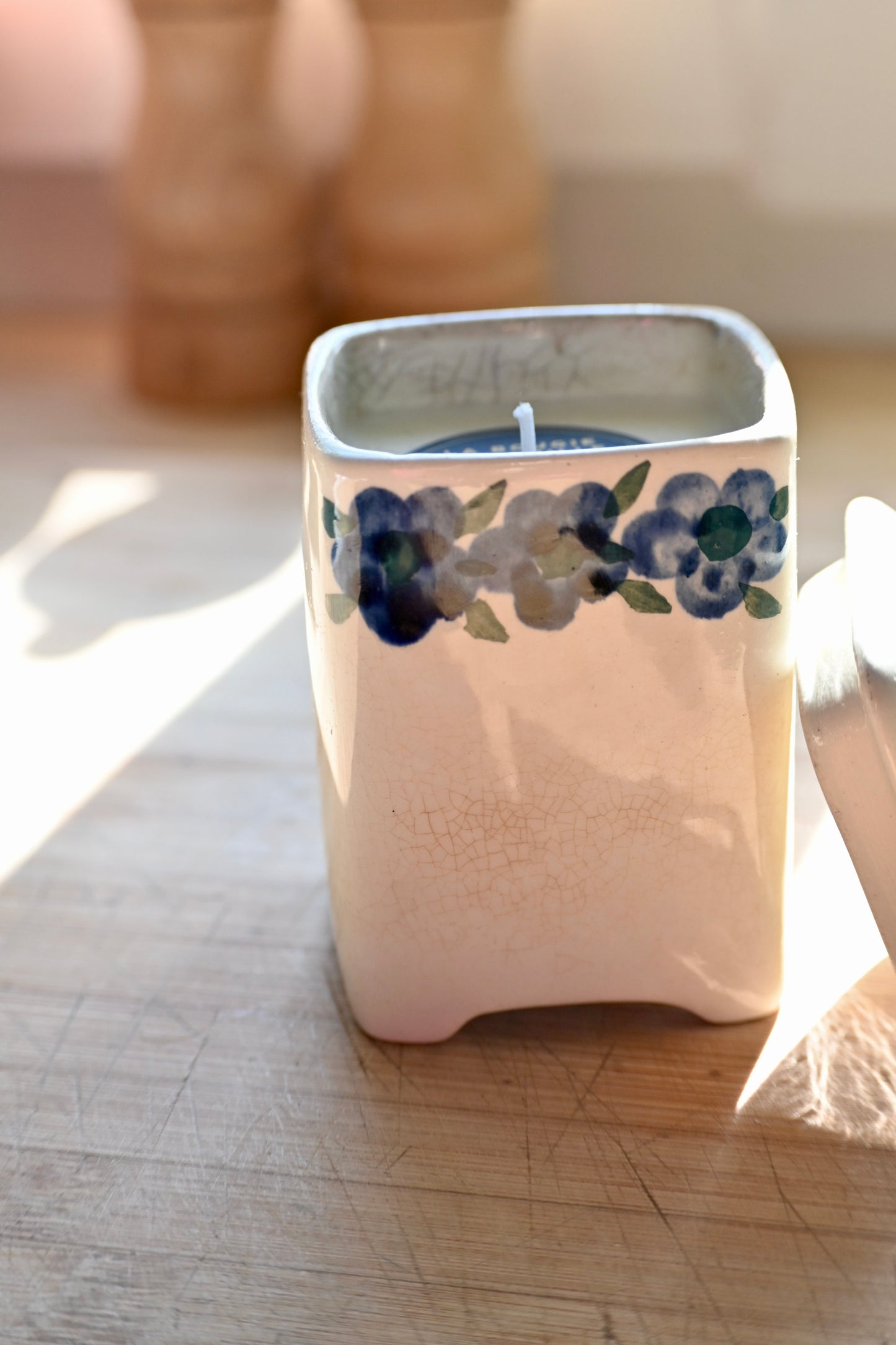 Petit pot à épices fleurs bleues