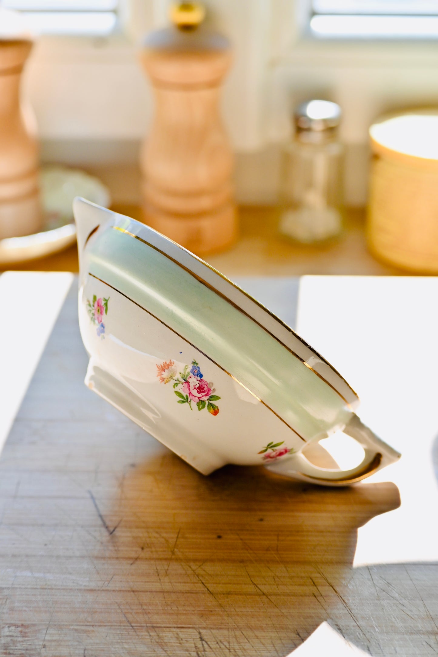 Saucier fleuri, vert et doré