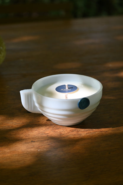 Tasse art déco opaline