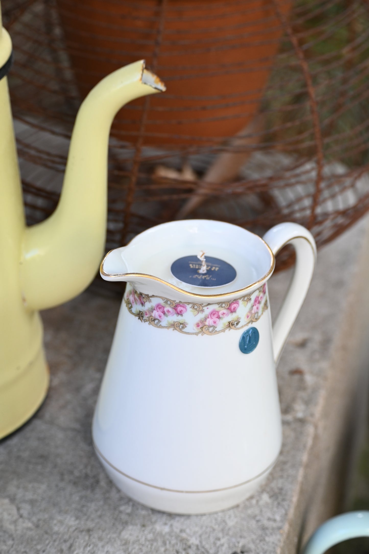Pot à lait fleuri