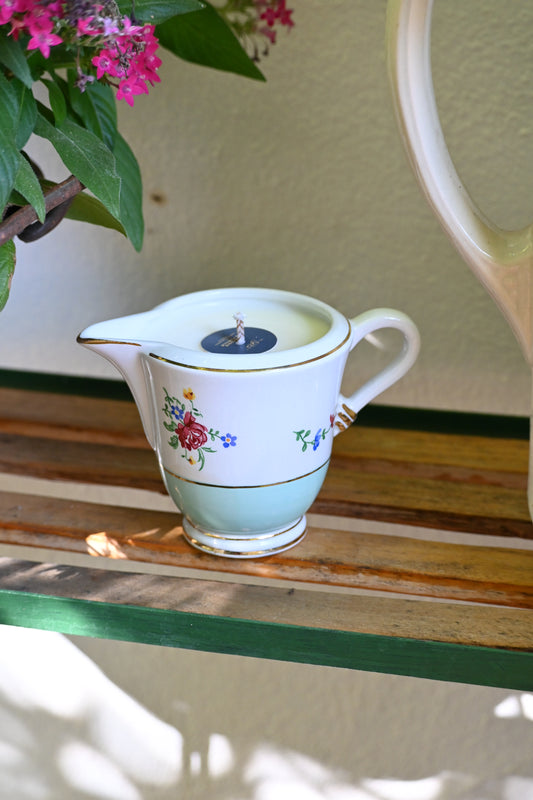 Pot à lait turquoise et fleurs