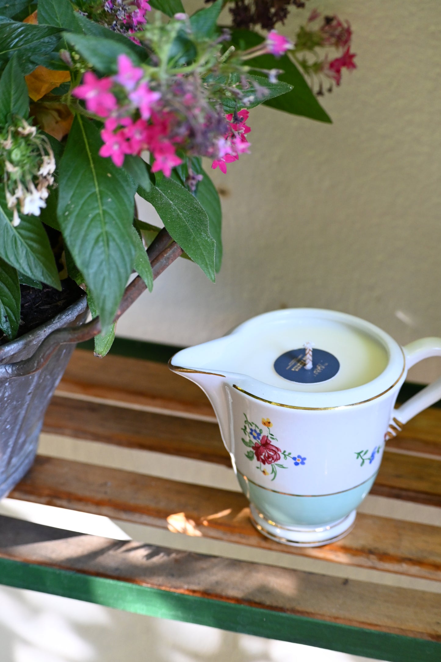 Pot à lait turquoise et fleurs