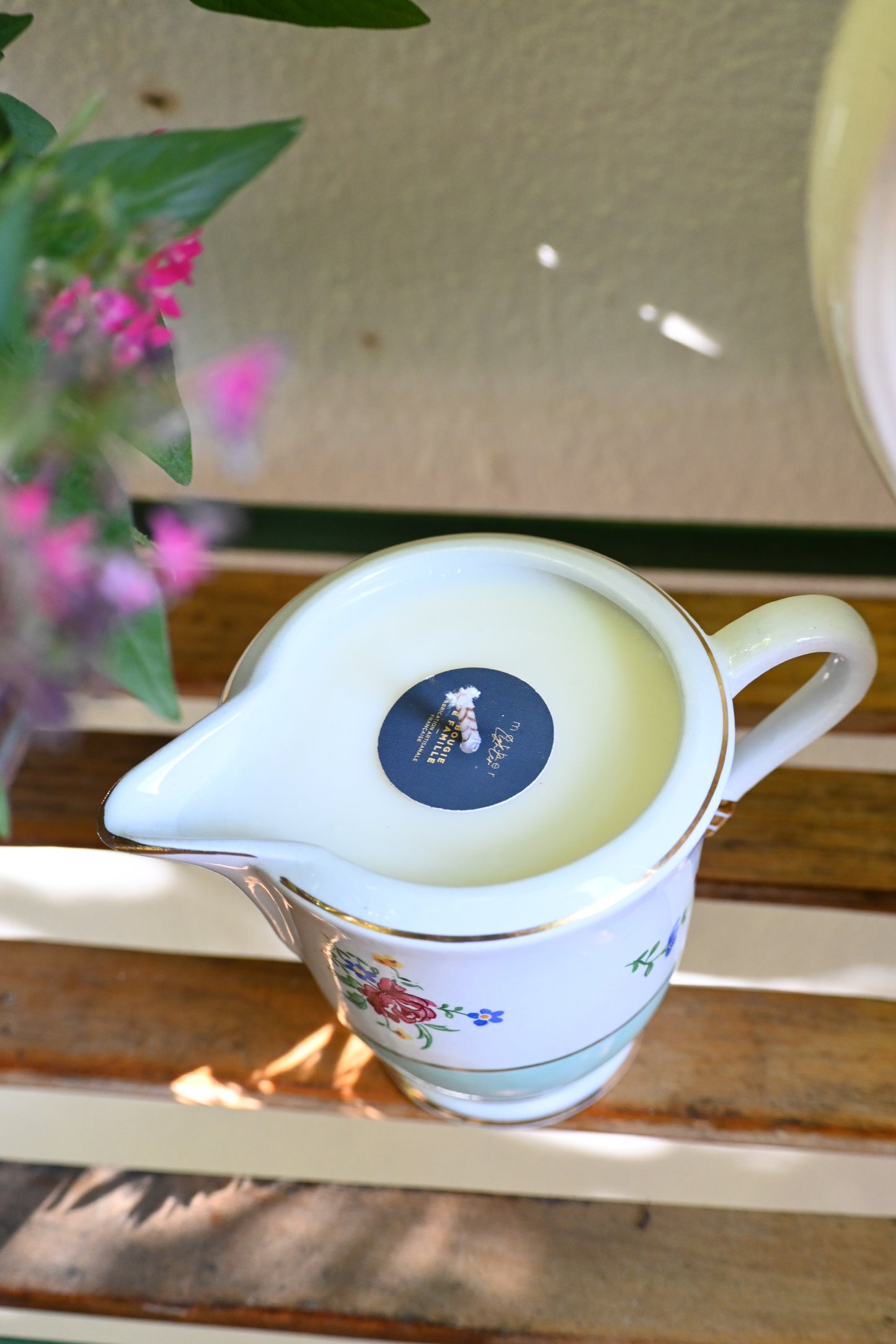 Pot à lait turquoise et fleurs