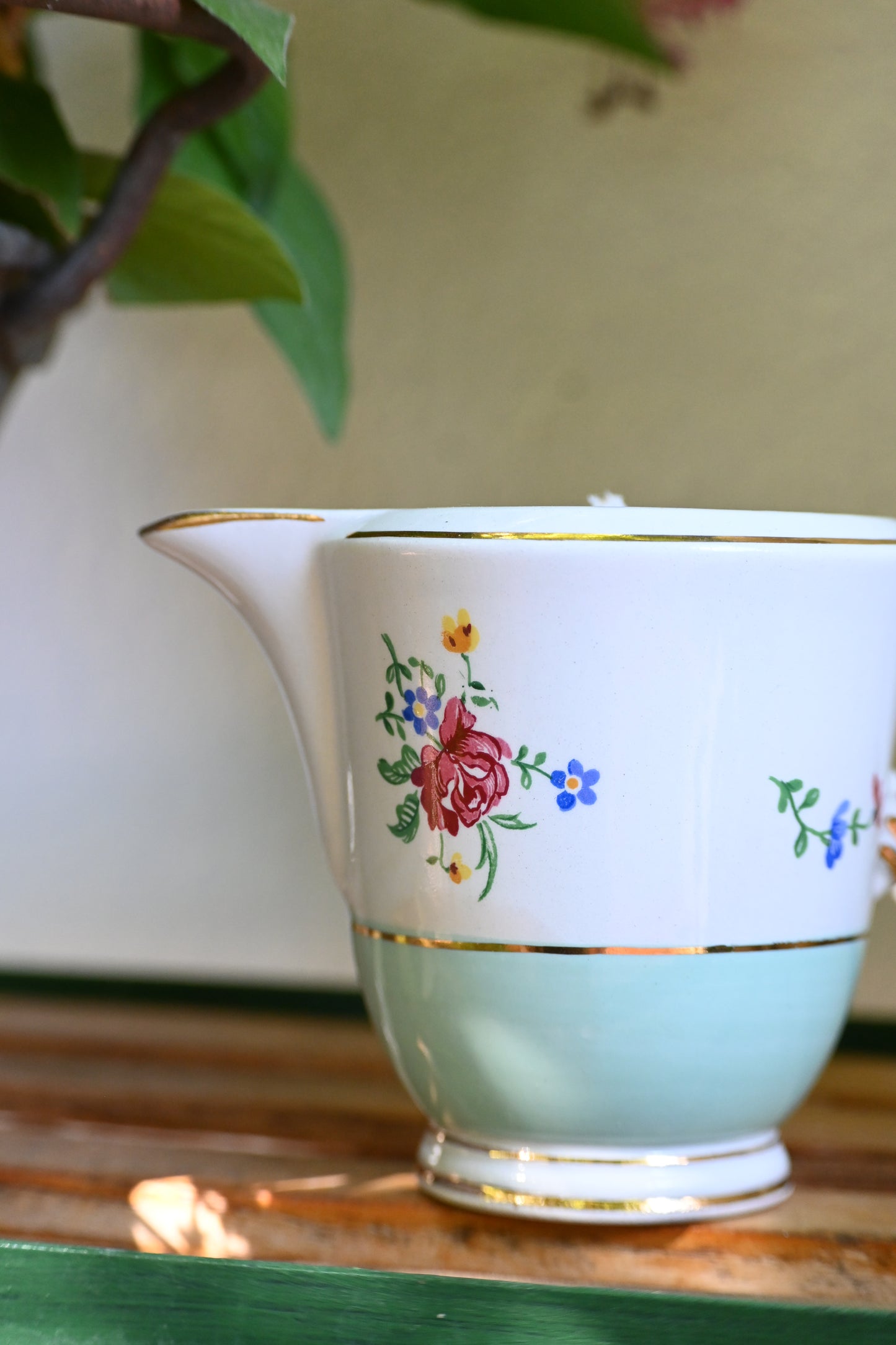 Pot à lait turquoise et fleurs
