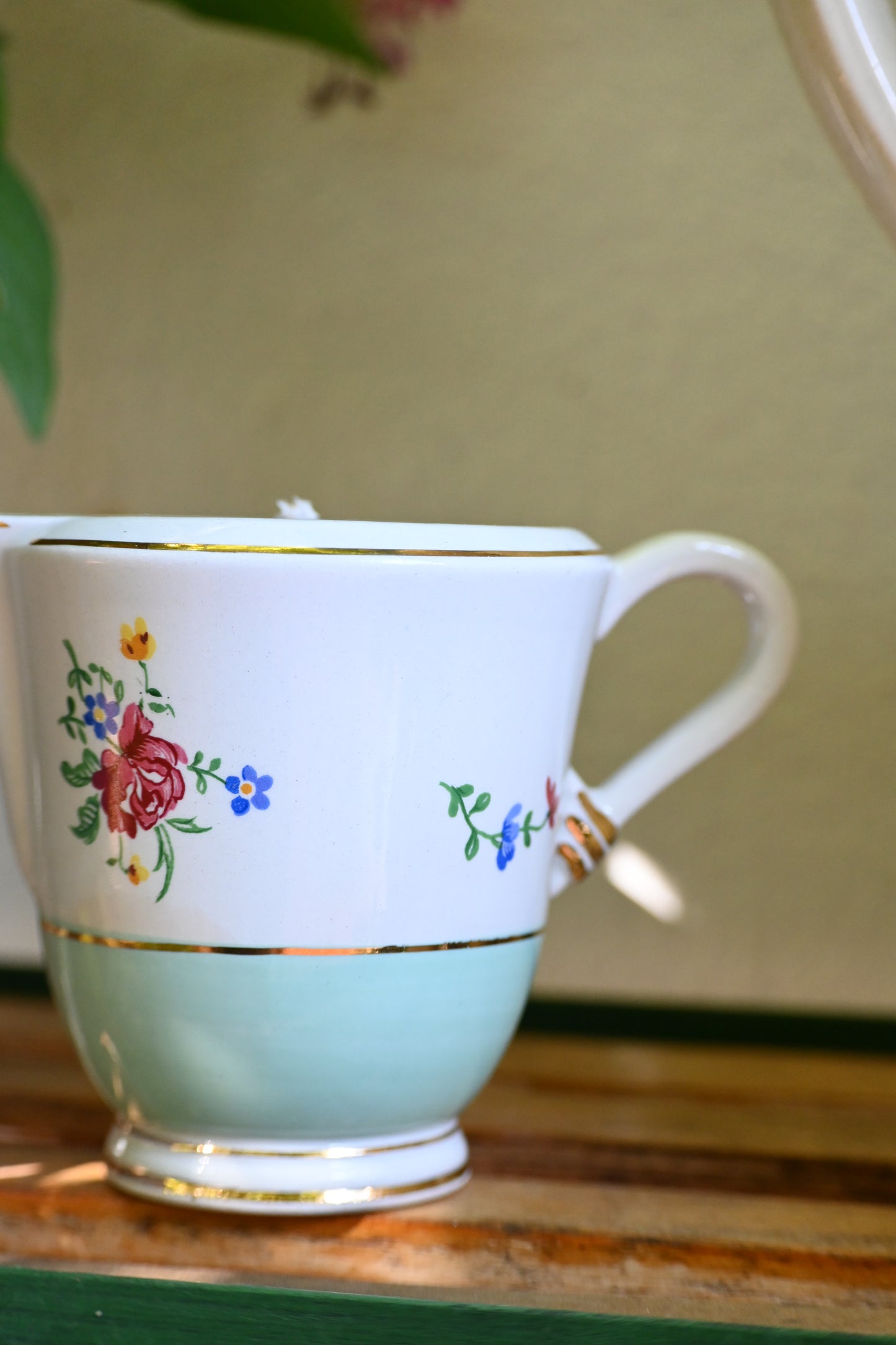 Pot à lait turquoise et fleurs