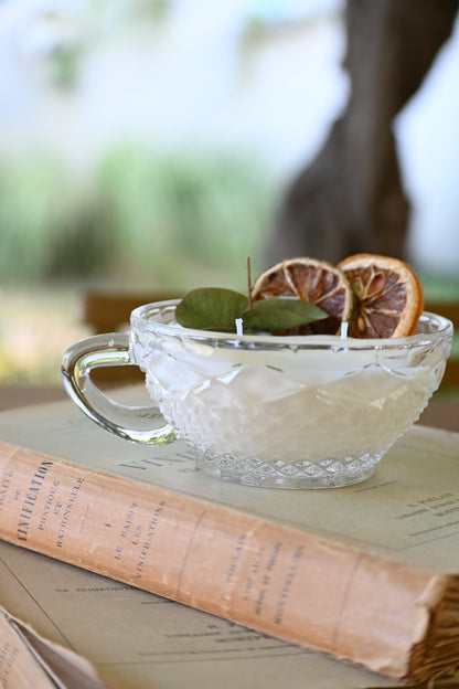 Tasse ciselée et fleurs séchées
