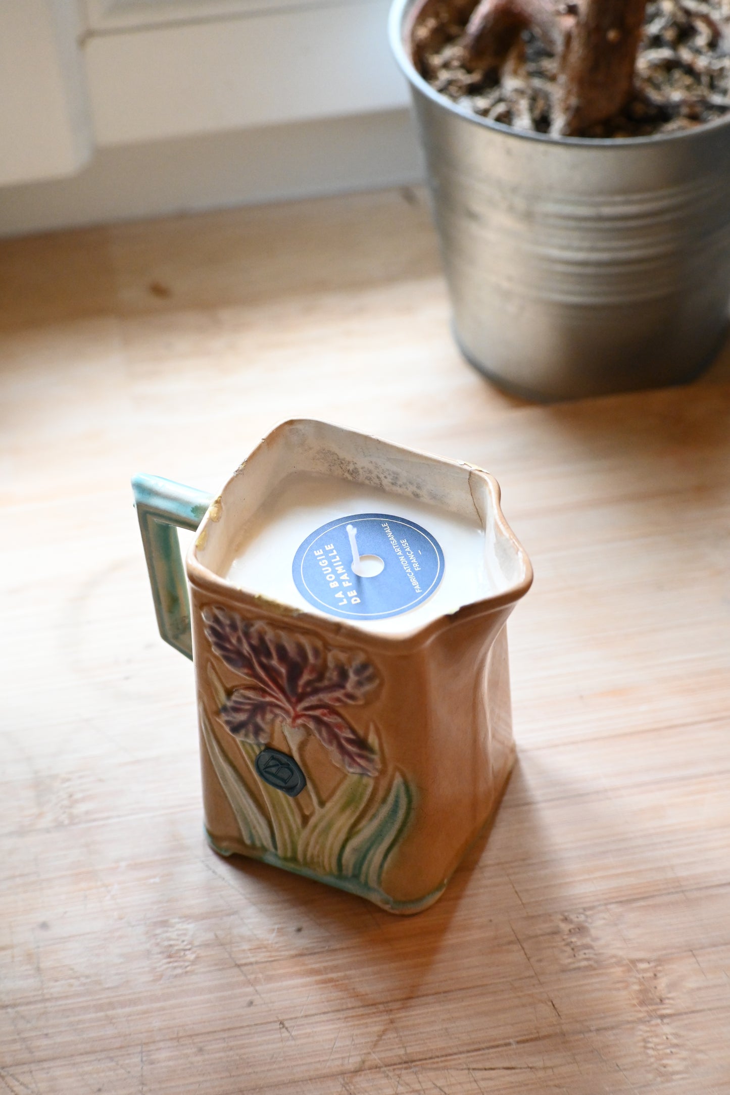 Pot à lait barbotine iris