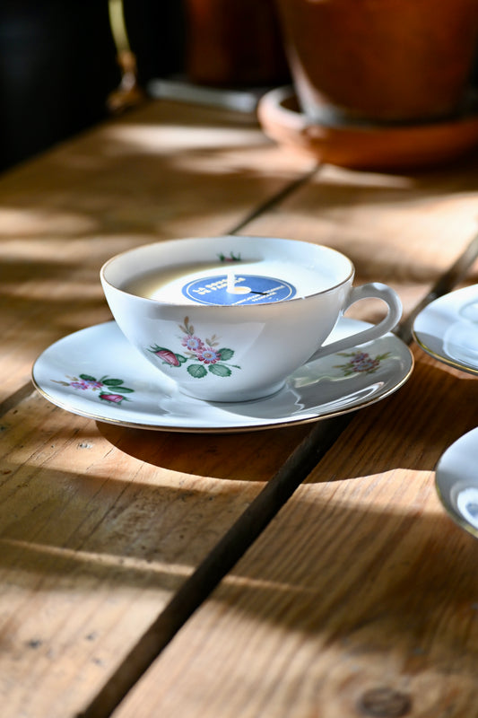 Tasse et coupelle bouton de rose