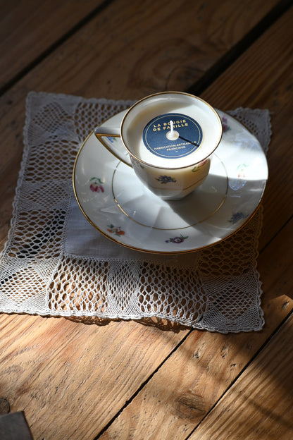 Tasse et coupelle fleurie